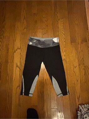 Lululemon Run For It crop leggings in black and heather grey. Size 4